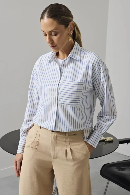 Camisa Feminina Oversize Listrada Branca e Azul